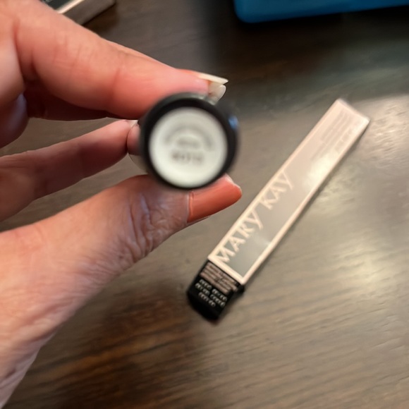 Deep Beige Mary Kay Perfecting Concealer .21 oz. - Picture 4 of 7